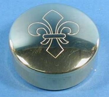 Pillendose, Messing mit fleur-de-lis Gravur